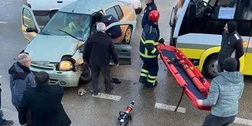 Özel halk minibüsü ile otomobil çarpıştı: 1 yaralı