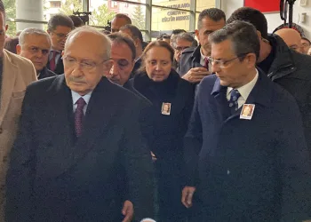 Özel ve Kılıçdaroğlu cenaze töreninde bir araya geldi