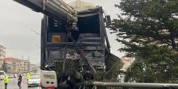Kontrolden çıkan otobüs 2 araç ve direğe çarparak durabildi