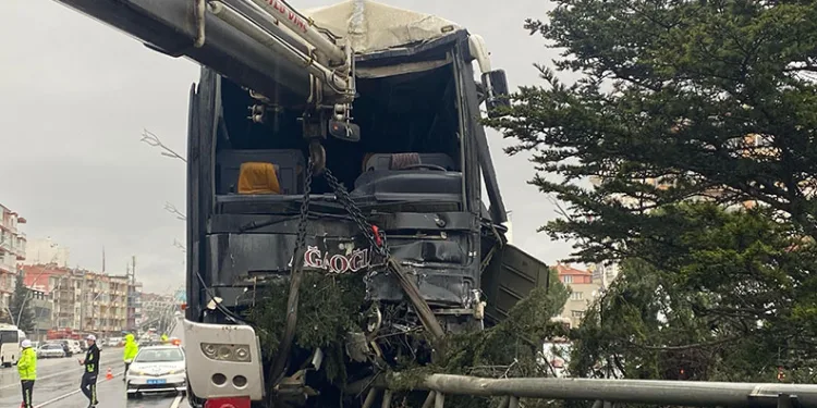 Kontrolden çıkan otobüs 2 araç ve direğe çarparak durabildi