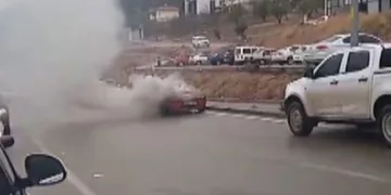 Otomobil yangını kamerada