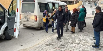Karşıya geçmeye çalışan çocuğa minibüs çarptı