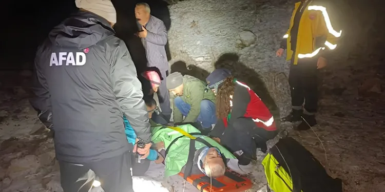 Kayalıklardan düşen adam 4 saatlik çalışmayla kurtarıldı