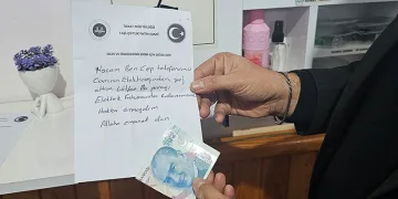 Camide telefonunu şarj eden kişiden duygulandıran not