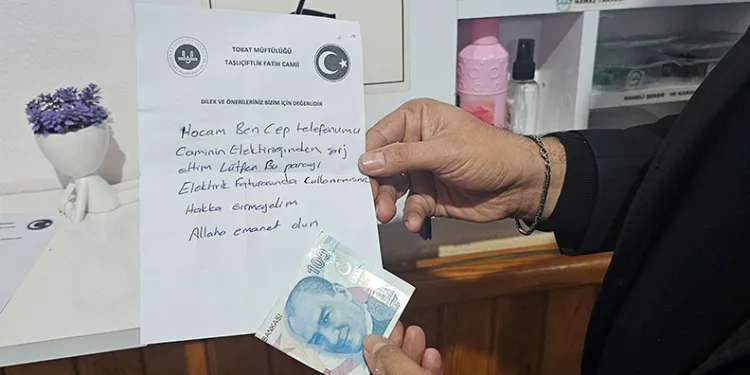 Camide telefonunu şarj eden kişiden duygulandıran not