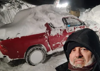 Kar nedeniyle yolda kalan aracını 4 gün sonra buldu