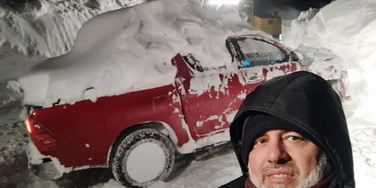 Kar nedeniyle yolda kalan aracını 4 gün sonra buldu