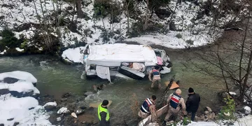 Pazara giden konfeksiyon yüklü minibüs dereye yuvarlandı