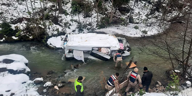 Pazara giden konfeksiyon yüklü minibüs dereye yuvarlandı