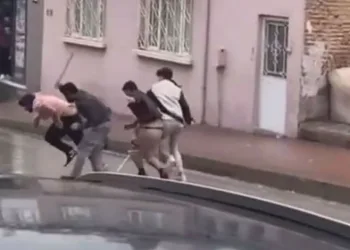 Sokak ortasında taşlı sopalı kavga