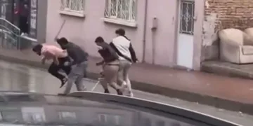 Sokak ortasında taşlı sopalı kavga