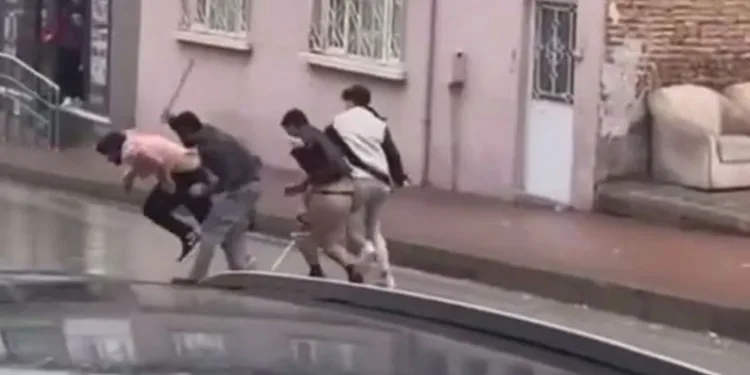 Sokak ortasında taşlı sopalı kavga