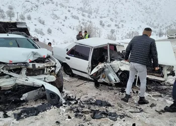 Otomobiller kafa kafaya çarpıştı: 1 ölü, 6 yaralı