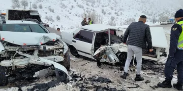Otomobiller kafa kafaya çarpıştı: 1 ölü, 6 yaralı