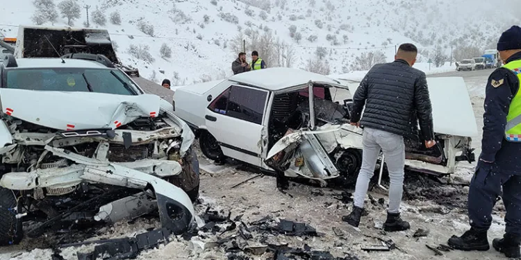 Otomobiller kafa kafaya çarpıştı: 1 ölü, 6 yaralı