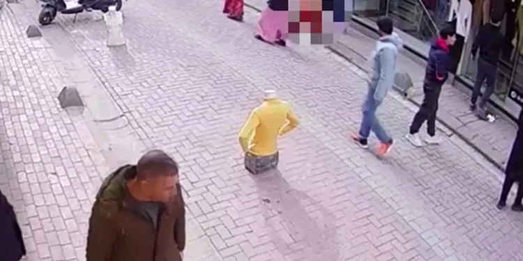 Önce çaldı, sonra soyundu
