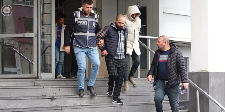 Aranan şahıslara eş zamanlı operasyon