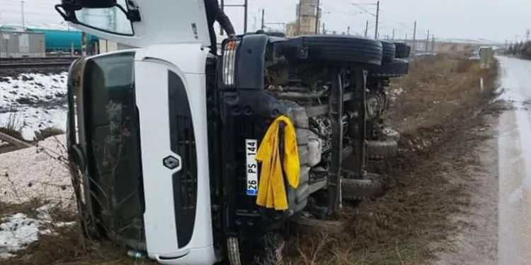 Şarampole devrilen kamyonun sürücüsü yaralandı