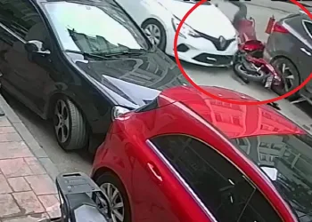 Otomobilin çarptığı motosikletli havada takla attı