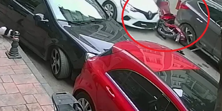 Otomobilin çarptığı motosikletli havada takla attı