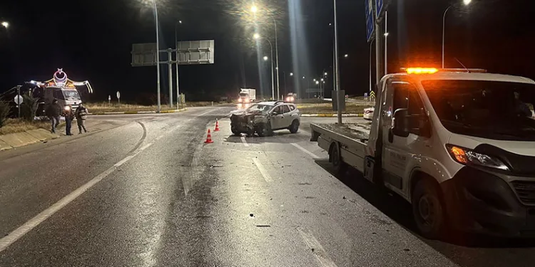 Sollamak istediği tıra yandan çarptı