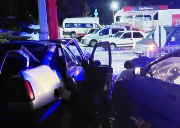 İki otomobil çarpıştı, 7 yaralı
