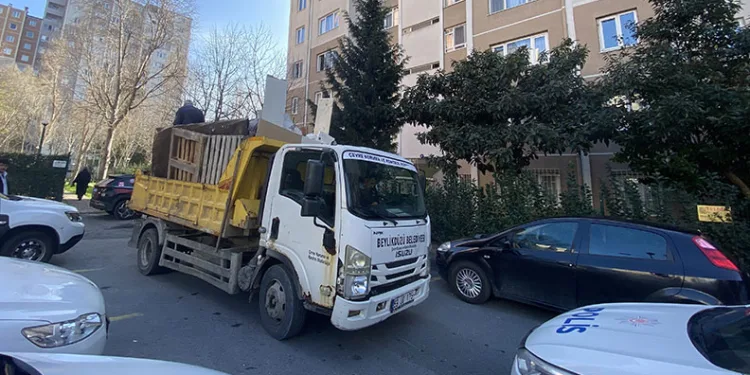 Anne ve kızının yaşadığı evden torbalarca çöp çıktı