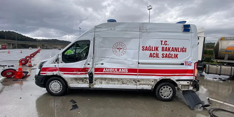Bursa’da hastaneden dönen ambulansa tır çarptı