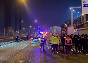 Otomobil yol bakım aracına çarptı: 5 yaralı