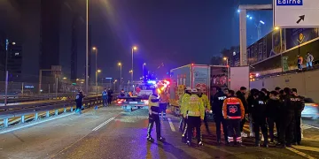 Otomobil yol bakım aracına çarptı: 5 yaralı