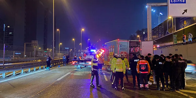 Otomobil yol bakım aracına çarptı: 5 yaralı