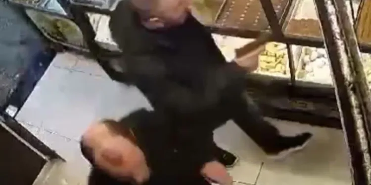 İki şahıs, tatlıcıdan çıkan 3 kişiyi silahla tehdit etti