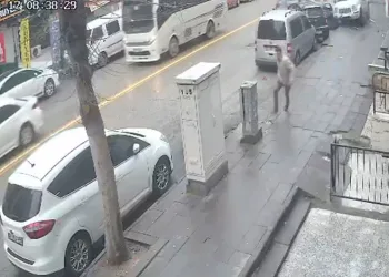 Aracın altında kalmaktan son anda kurtuldu