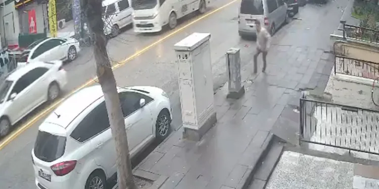 Aracın altında kalmaktan son anda kurtuldu