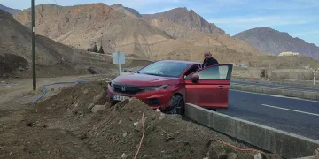 Virajı alamayan otomobil bordür taşlarına çarptı