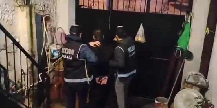 İzmir’in 3 ilçesinde silah tacirlerine darbe: 8 gözaltı