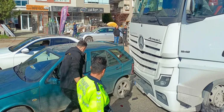 Milas çevreyolunda otomobil ile tır çarpıştı