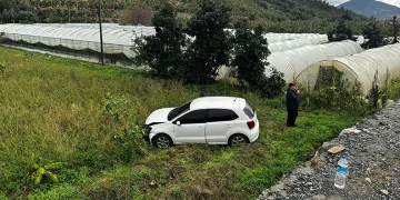 İstinat duvarını aşıp tarlaya uçtu