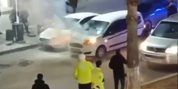 Tatvan’da seyir halindeki hafif ticari araç yandı