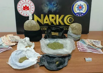 İç çamaşırlarında uyuşturucu saklayan karı-koca tutuklandı