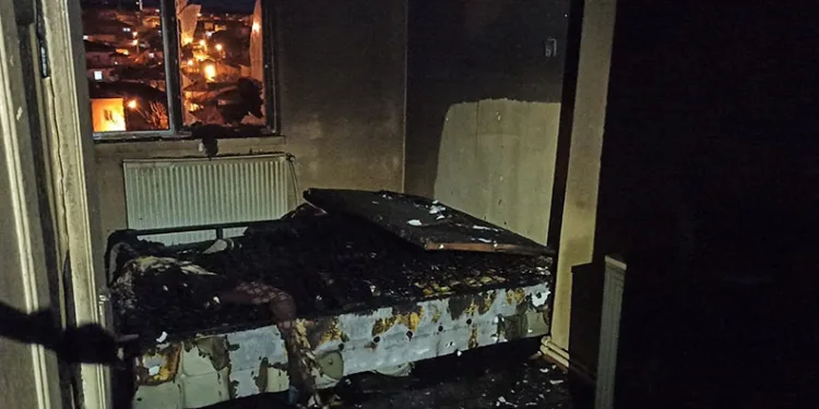 Prizde takılı gece lambası yangına neden oldu