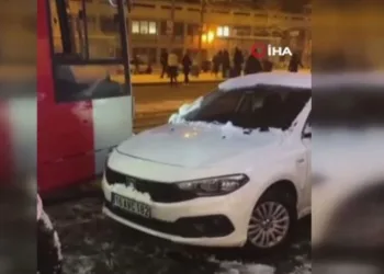 Bursalı araç Almanya’da yolu tıkadı