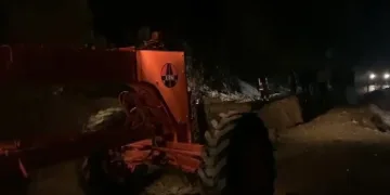 Tunceli’de dağdan kopan devasa kayalar, yolu trafiğe kapattı
