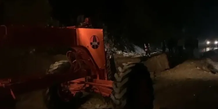 Tunceli’de dağdan kopan devasa kayalar, yolu trafiğe kapattı
