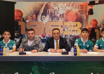 Bursaspor’da 6 futbolcu daha profesyonel oldu