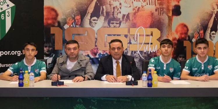 Bursaspor’da 6 futbolcu daha profesyonel oldu
