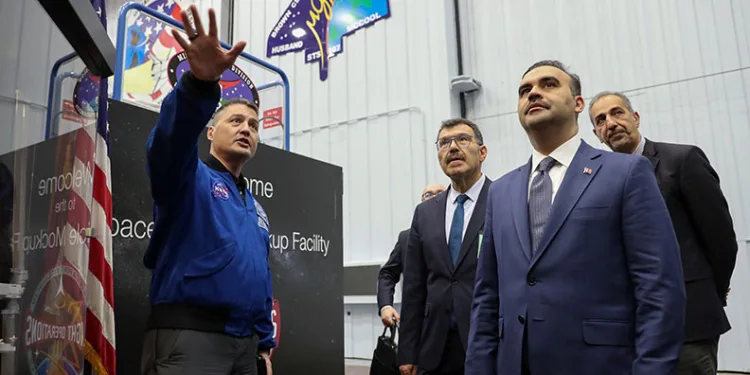 Bakan Kacır, Nasa’nın Uzay Merkezi’ni ziyaret etti
