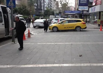 Kız kardeşini sokak ortasında dövdü