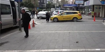 Kız kardeşini sokak ortasında dövdü