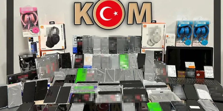 Kocaeli’de 115 gümrük kaçağı cep telefonu ele geçirildi